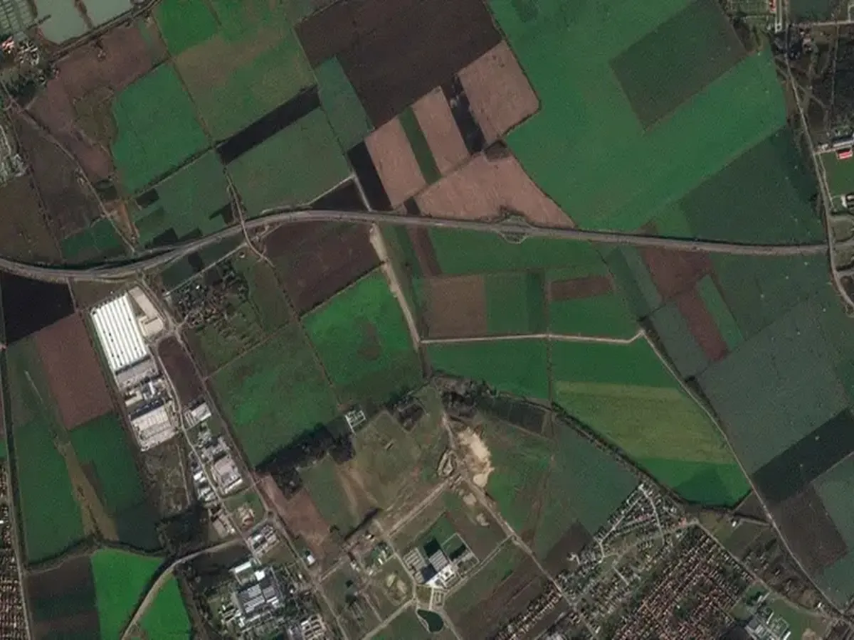 Cum se vede din satelit fabrica de mașini electrice a chinezilor de la BYD din Ungaria. Uriașă! - Foto: businessinsider.com