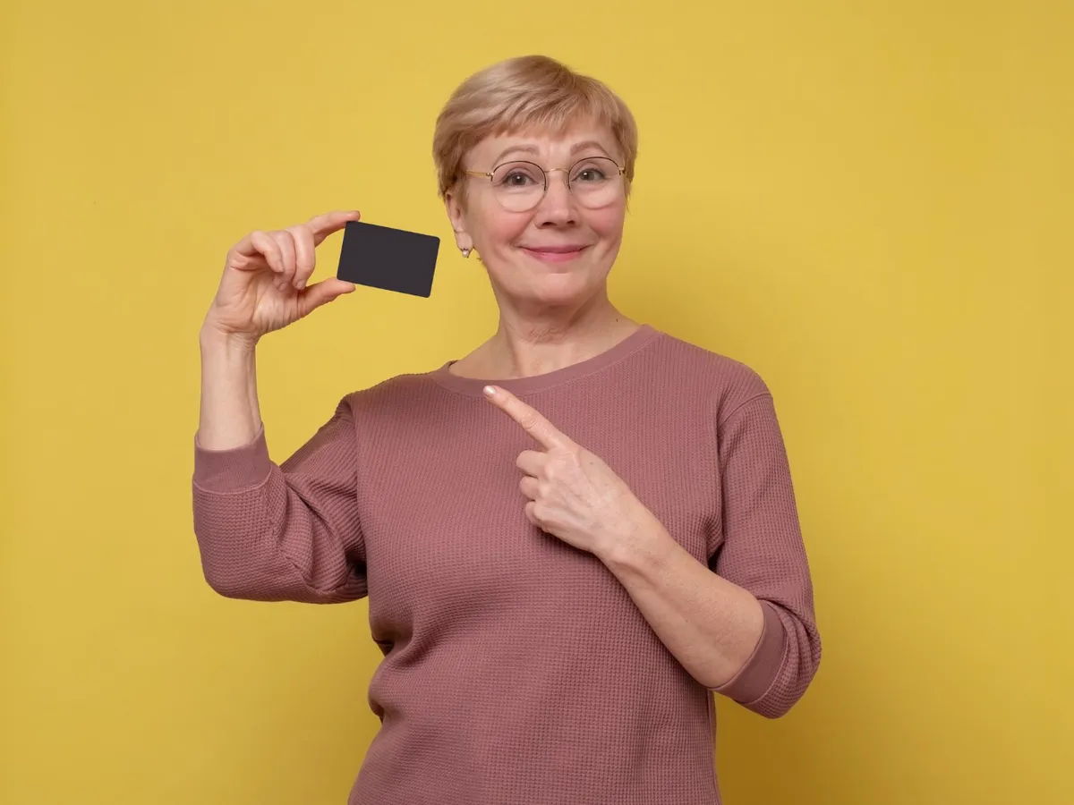 Când se bagă pensie din aprilie pe card: vineri sau luni? Lista pensionarilor ce iau 400 lei bonus Foto: Freepik (fotografie cu caracter ilustrativ)