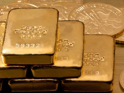 Un francez a găsit lingouri și monede de aur în grădină, în timp ce își săpa piscina. Comoara valorează 700.000 de euro