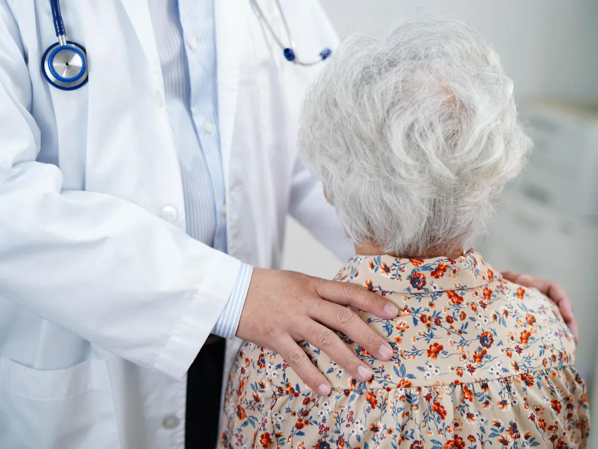 Pensionară, examinată la doctor - Foto: Freepik