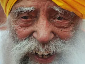 Fauja Singh dă declaraţii de presă, după ce a trecut linia de sosire, în proba de 10 km din cadrul Maratonului de la Hong Kong - Foto: Profimedia Images