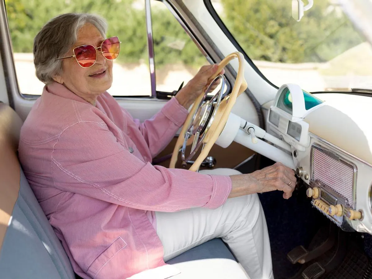 O mașină veche banală, cu motor de maximum 1.5 litri și 100 de cai, ajunge un lux pentru un pensionar din București - Foto: Freepik (imagine cu rol ilustrativ)