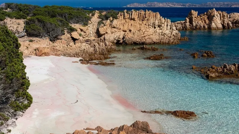 O instagrameriță, amendată cu 1.800 € pe o plajă renumită din Sardinia. Ce a făcut - Foto: timeout.com