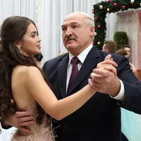 Când nu-și arestează opozanții, dictatorul Lukașenko se regăsește în brațele amantei de 23 de ani. / Foto: stiri.md