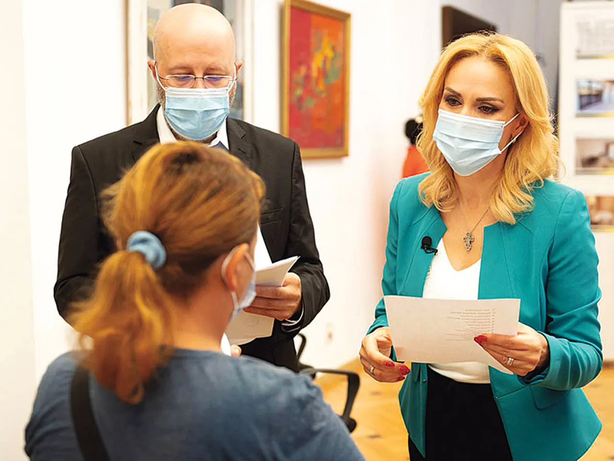 DEMAGOGIE Gabriela Firea înmânează repartiții în case sociale în construcție, în timpul campaniei electorale