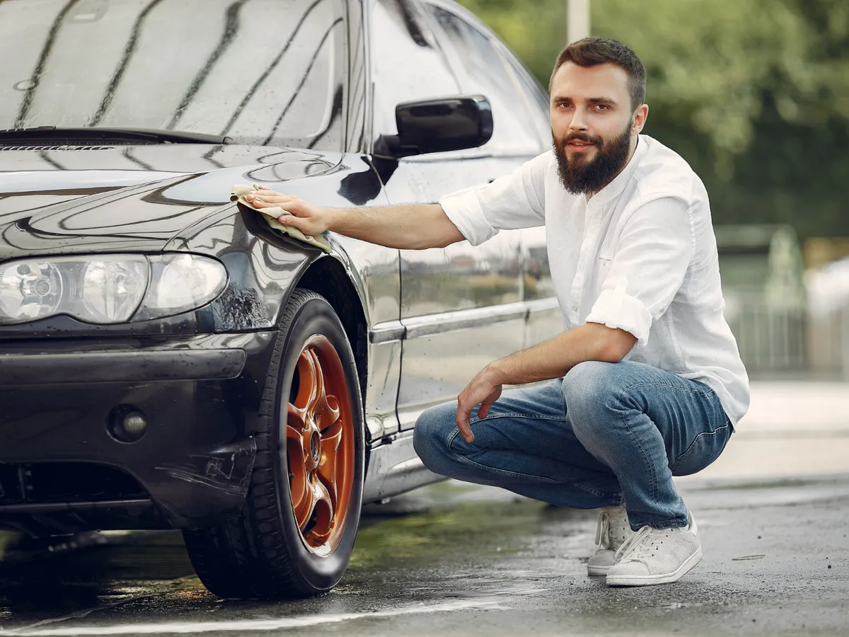 Bărbat lângă mașină - Foto: Magnific.com (Imagine cu rol ilustrativ)