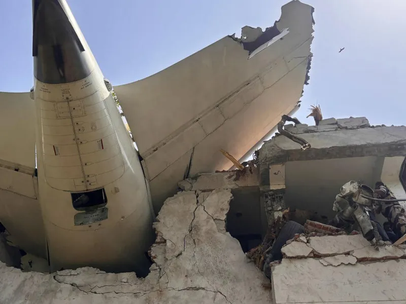 O singură persoană a reușit să scape cu viață din accidentul aviatic din India. Erau numai cadavre Foto: France24