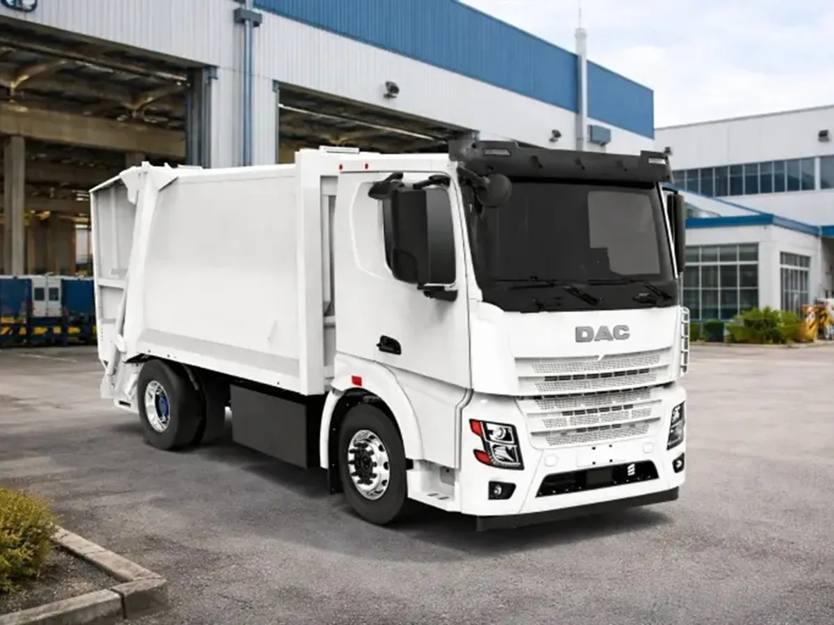 Reîncepe producția de camioane DAC în „Orașul lui Stalin”. Primul model, electric, de 18 tone. Costă 150.000 €