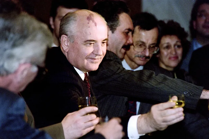 O fotografie făcută la 26 decembrie 1991. Fostul președinte Mihail Gorbaciov la  petrecerea de rămas bun &icirc;n onoarea sa, organizată la Hotelul Oktabraskia, Moscova - Foto: Profimedia Images