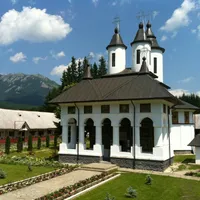 Au furat o bijuterie de aur de la o mănăstire și au băgat-o în amanet. Isprava unor tineri Foto:manastireacheia.ro