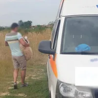 Un medic veterinar a fost surprins de polițiști cum abandonează un cățel pe câmp. Ce amendă a primit Foto: expressdebanat.ro