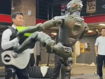 VIDEO CEO-ul unei companii chineze de robotică a publicat un clip în care e bătut de robotul său