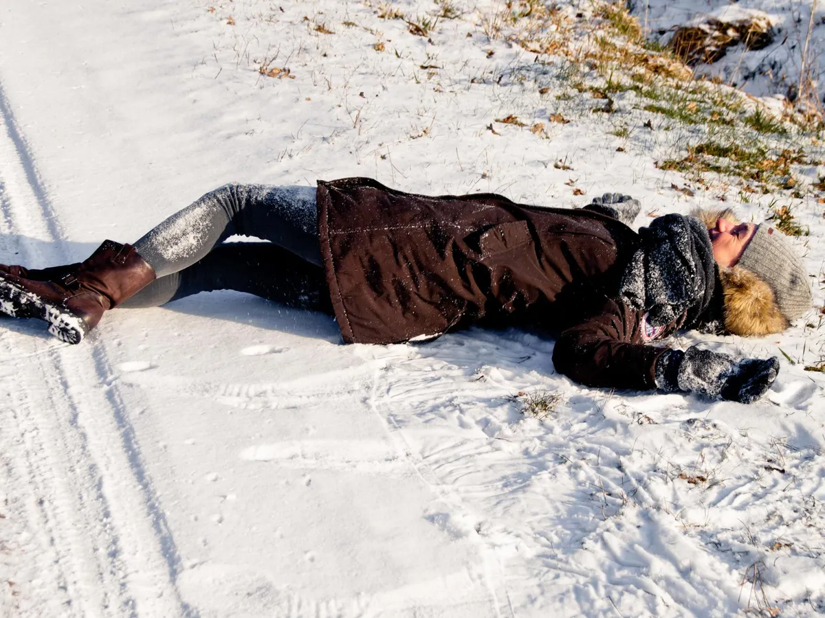 Persoană care a căzut pe zăpadă - Foto: Freepik (Imagine cu rol ilustrativ)