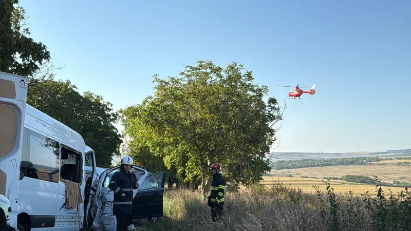 Un elicopter SMURD va transporta răniții grav la spital - Foto: ISU Botoșani