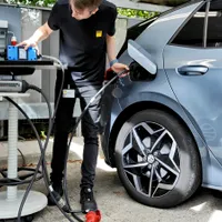 „Contorul” indică 1 kW, în bateria mașinii electrice ajung 0,7 kW. Cine „fură” curent la priză? - Foto: adac.de