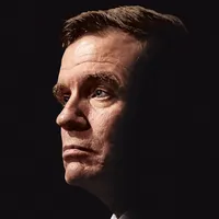 CÎINE DE PAZĂ CU UN OS  La Capitol Hill, senatorul Mark Warner face eforturi pentru ca legislația să reducă puterea companiilor Big Tech