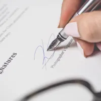 Semnarea unui contract- Foto: PEXELS PHOTOS