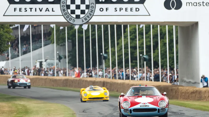 Cursa mașinilor clasice de la Goodwood este în fiecare an deliciul publicului