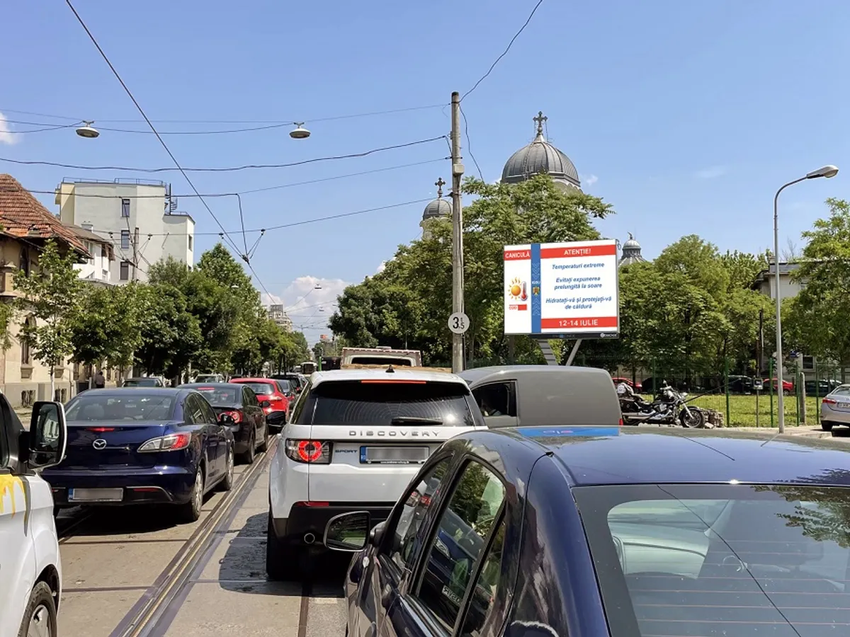 Alerte meteo și mesaje de urgență, transmise în timp real pe panouri digitale din București și alte 17 orașe