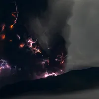 Vulcanul Ibu a erupt. Șapte sate au fost evacuate. Coloana de cenușă a avut 4 kilometri - Foto: Profimediaimages.ro