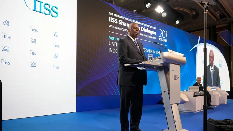 Șeful Pentagonului, Lloyd Austin, a atenționat China afirmând că dialogul dintre Statele Unite şi Beijing este esenţial şi va ajuta la evitarea calculelor greşite - Foto: Profimedia Images