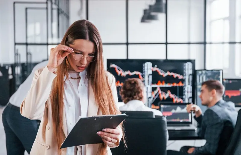 Femeie urmărind grafice cu situaţii statistice complicate - Foto: Freepik/standret