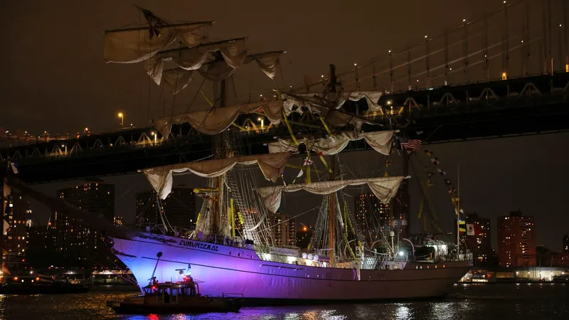 Un velier-școală al Marinei Mexicane s-a înfipt în Podul Brooklyn din New York: 2 morți - Foto: Profimedia Images
