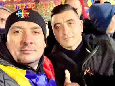 Make la un protest în Piața Victoriei cu George Simion. Sursă foto: Facebook