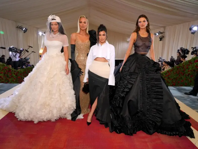 Kylie Jenner a ales Off-White, Khloe Kardashian, Moschino, Kourtney Kardashian, Thom Browne, și Kendall Jenner, Prada / Foto: vogue.com