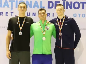 David Popovici, daniel Martin și Patrick Dinu pe podiumul de premiere al cursei de 100 m mixt în bazin scurt Foto: Facebook