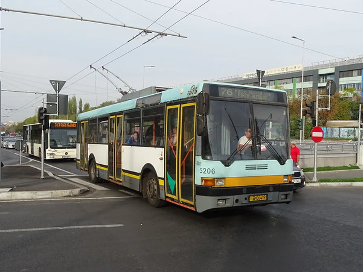 Troleibuz Astra 415T și autobuz Mercedes Citaro I, fără AC, din dotarea STB - Foto: railnet.ro