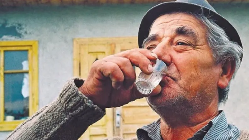 Bărbat bea țuică