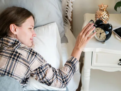 Femeie în pat - Foto: freepik (rol ilustrativ)