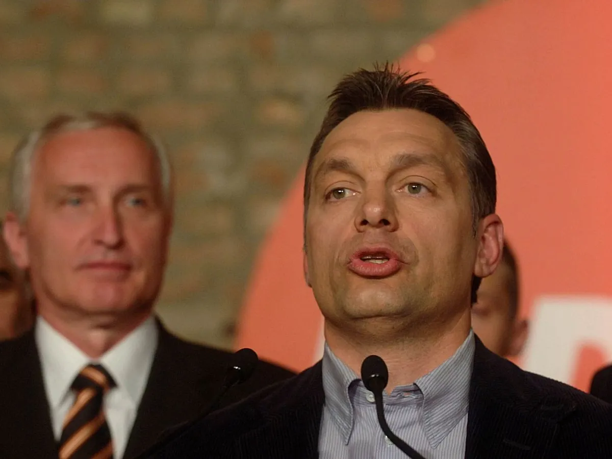 Viktor Orban, în aprilie 2006, când reprezenta cu totul altceva: viitorul liberal al Ungariei, la conducerea unui partid de opoziţie, numit Fidesz - Foto: Profimedia Images