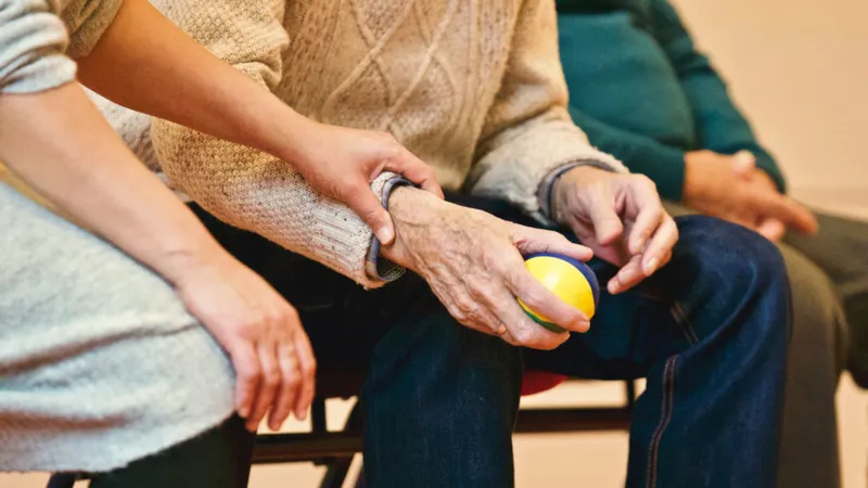 Cu ce bani trăiește o familie de pensionari.- Foto: Pexels / Matthias Zomer