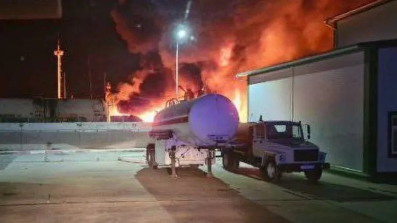 Explozie uriașă la o rafinărie de petrol a Lukoil din Krasnodar, Rusia după un atac cu drone - Foto: X/ @VictorKvert2008