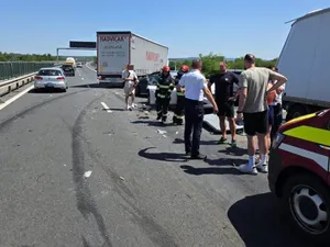 Accident în lanț pe A1. 11 adulți și 3 copii au fost răniți. 7 vehicule, implicate - Foto: News.ro