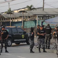 În Ecuador, intimidarea presei se face cu pușca. Doi bikeri au tras în sediul televiziunii RTS. / Foto: Profimedia