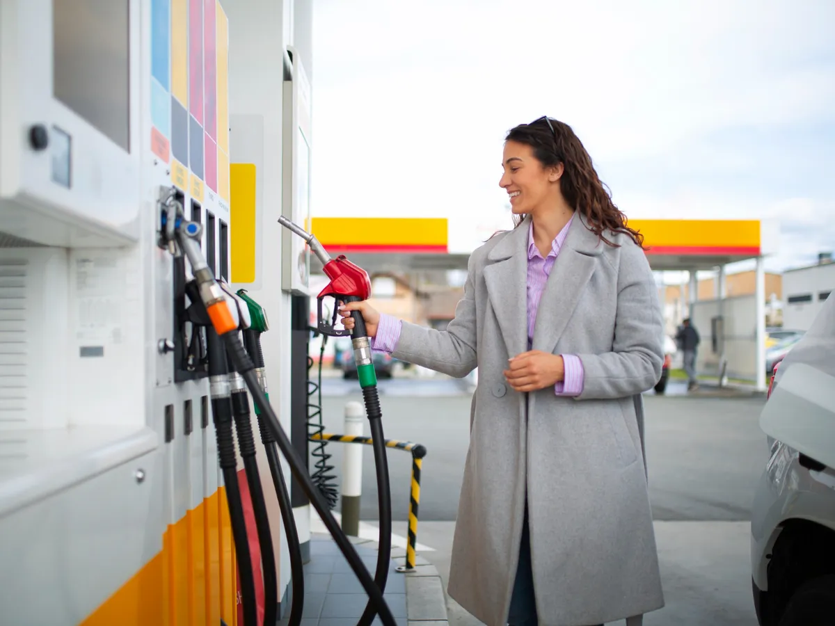 Guvernul oferă bulgarilor benzină gratuit în valoare de 20€. Ce sprijin primesc șoferii în România?