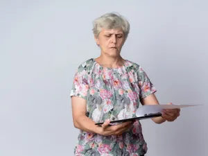 Foto: Pensionarii cu anumite venituri vor primi  mai puțini bani la pensie în august. Două milioane de români vor fi afectați Sursa: Freepik
