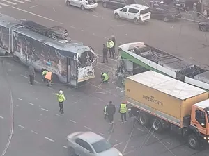 Două tramvaie, unul nou și unul vechi, s-au lovit frontal în București, pe Ștefan cel Mare - Foto: Facebook