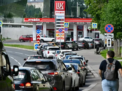 Coadă de mașini la o benzinărie din Rusia - Foto: Profimedia (cu rol ilustrativ)