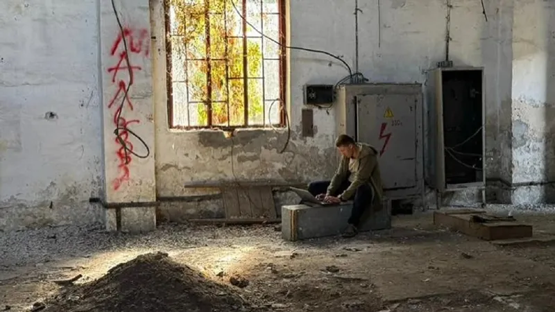 Oleksii Anulia, &icirc;n fosta sală de tortură - Foto: Pravda