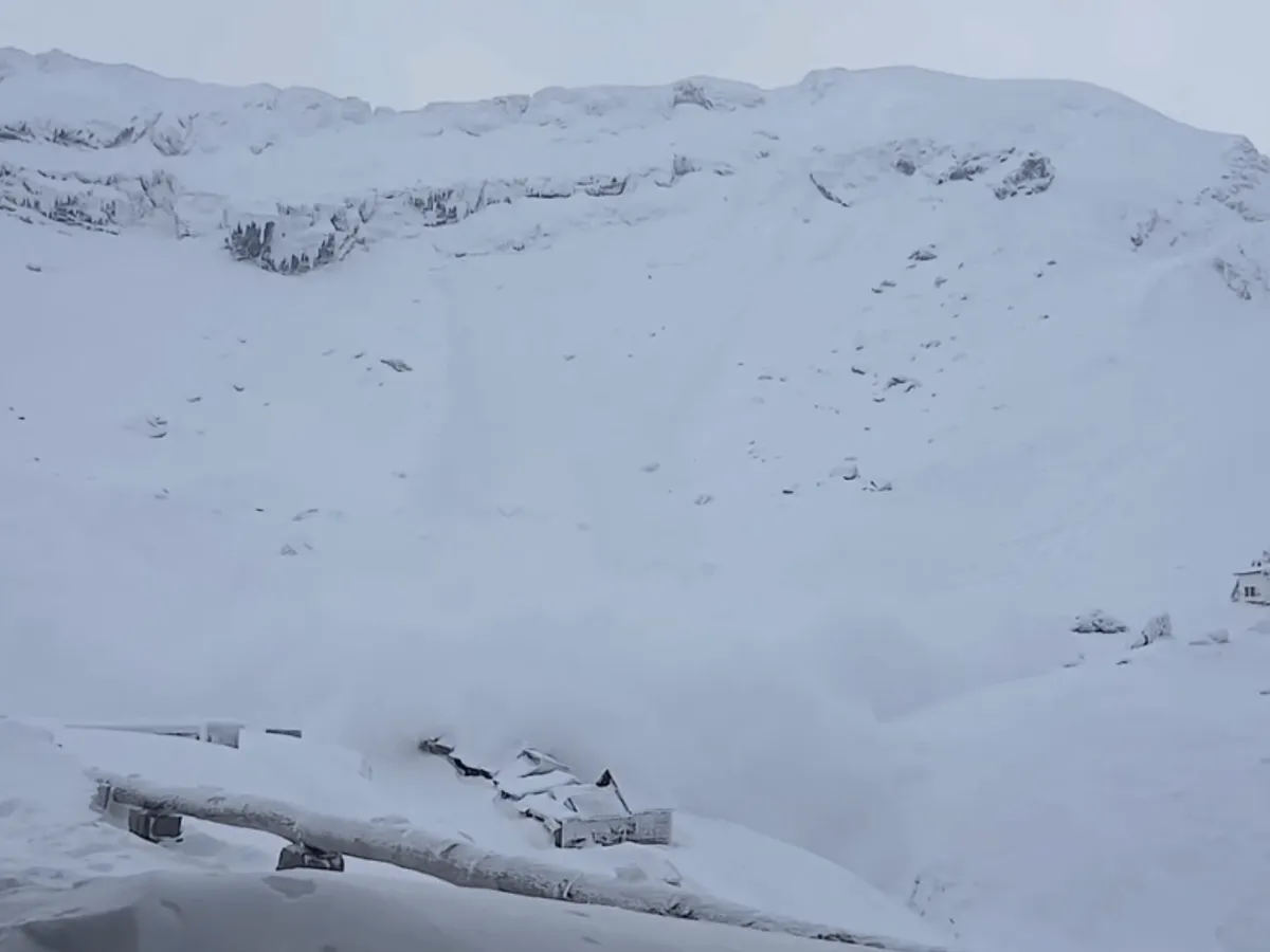 VIDEO. Avalanşă de mari dimensiuni în Munţii Făgăraş, declanşată accidental de doi schiori