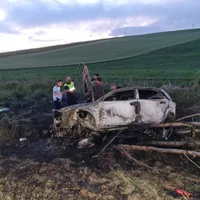 O mașină a explodat după ce s-a rsturnat într-un șanț. Unul dintre cei care se aflau în mașină nu a mai putut fi scos Foto: ziaruldeiasi.ro