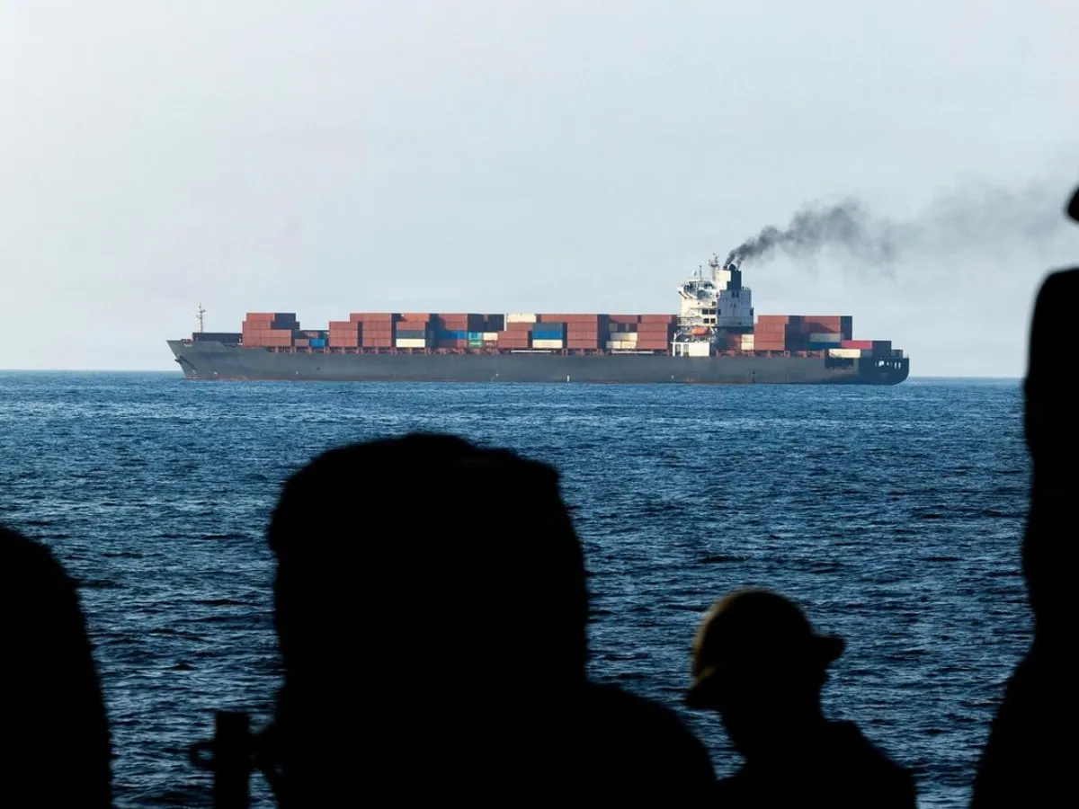 Marinari ai Marinei SUA la bordul navei de transport amfibie USS New Orleans din clasa San Antonio privesc spre nava de marfă iraniană M/V Touska după ce a fost abordată - Foto: Profimedia Images