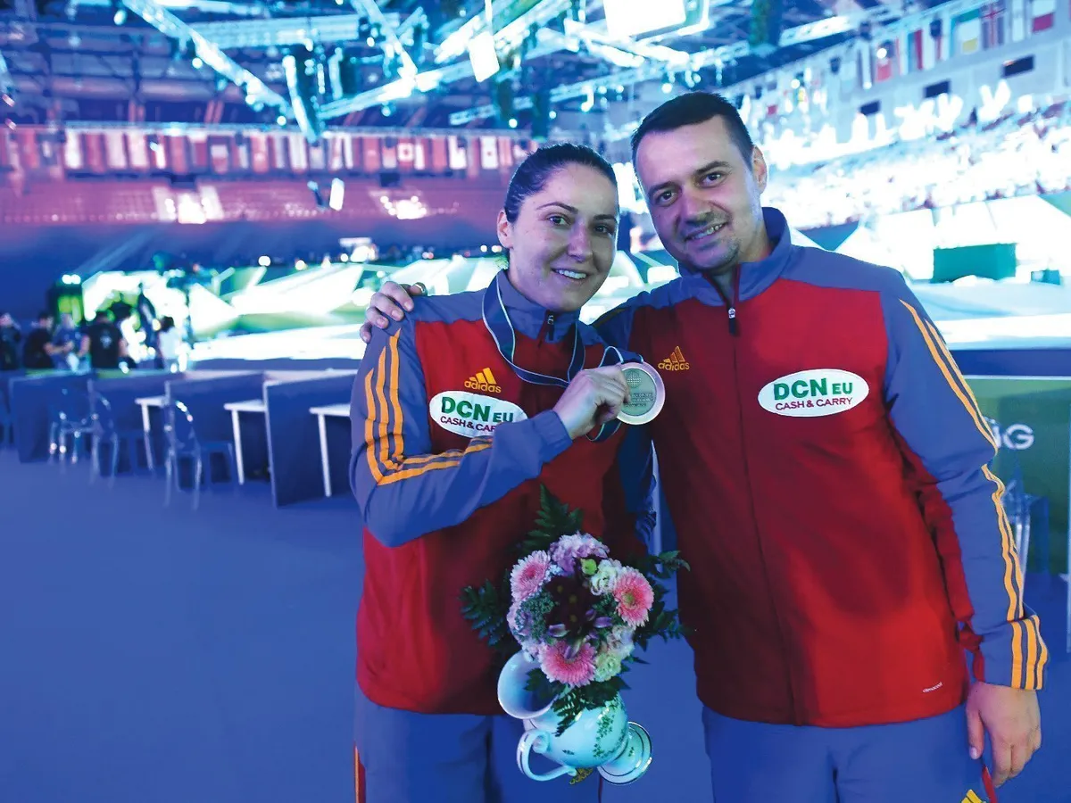 Bianca Pascu, împreună cu antrenorul Cosmin Hancianu, imediat după obținerea medaliei de bronz la Campionatul Mondial