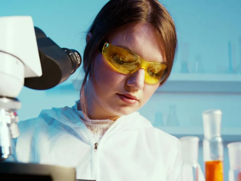 Cercetător analizând o probă la microscop - Foto: Pexels/Artem Podrez
