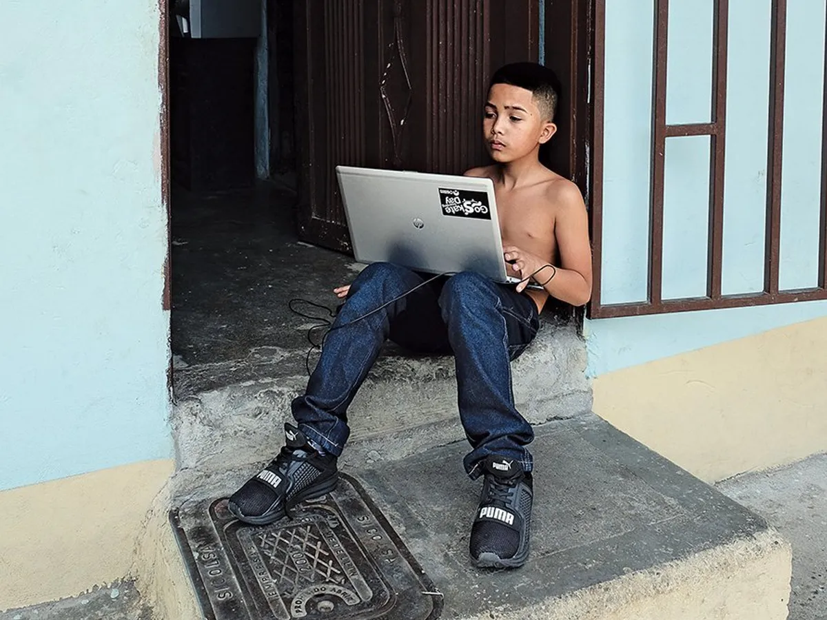 Un băiat din Medellín cu laptopul