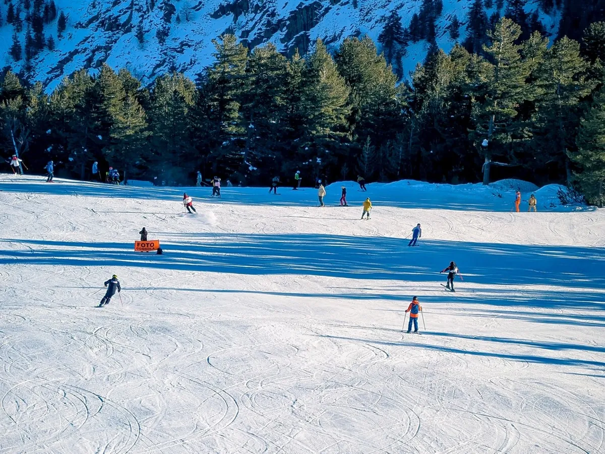 VIDEO S-a deschis sezonul de schi în „Poiana bulgarilor”. Cât costă skipass-ul la Bansko, după trecerea la €?